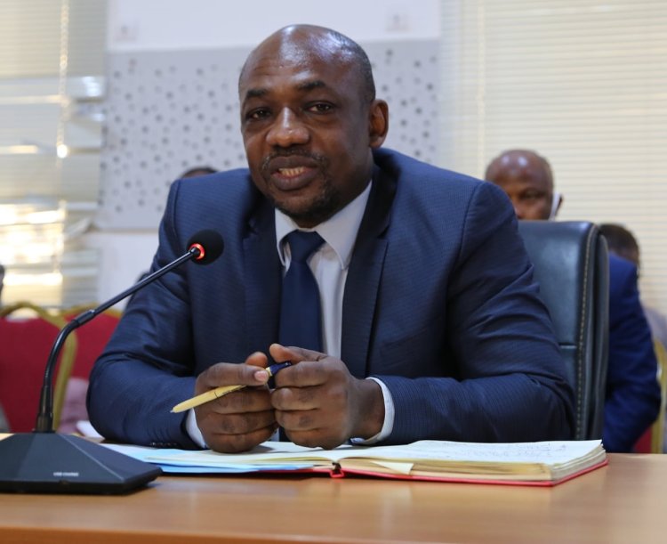 Un Ministre a annoncé une plainte contre Facebook.