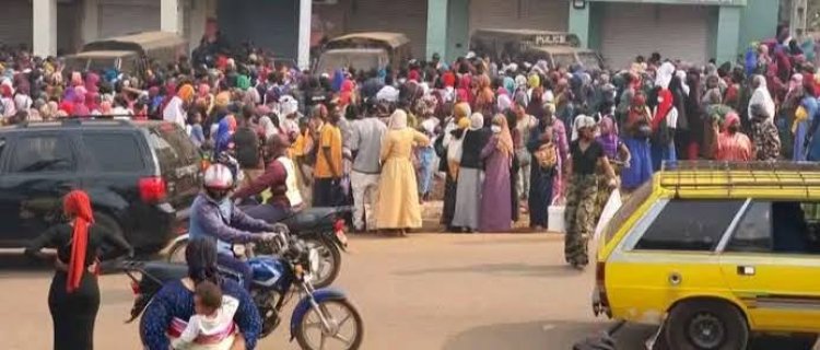 Guinée : Des Commerçants Poursuivis pour Distribution Illégale de Bazin
