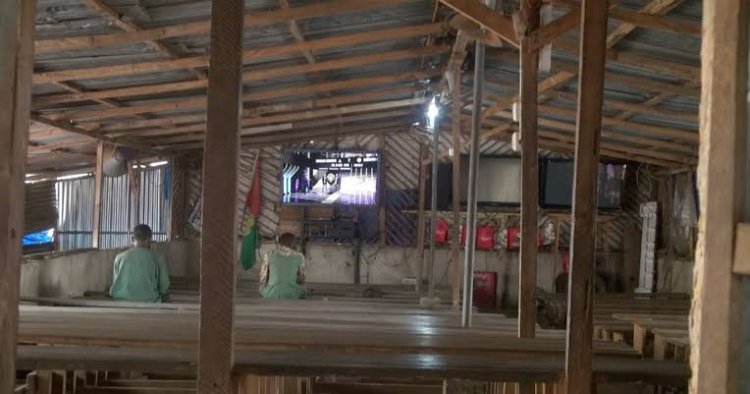Conakry : la trêve estivale du football européen met à mal les vidéoclubs